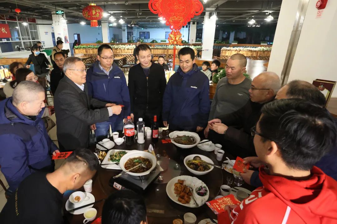 开云kaiyun网页版官网_开云kaiyun（中国）智能董事长何清华与留厂员工一起过大年！