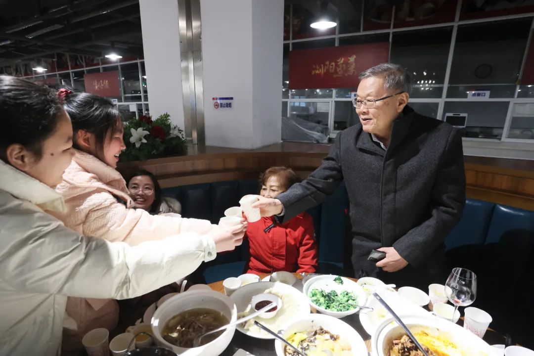 开云kaiyun网页版官网_开云kaiyun（中国）智能董事长何清华与留厂员工一起过大年！