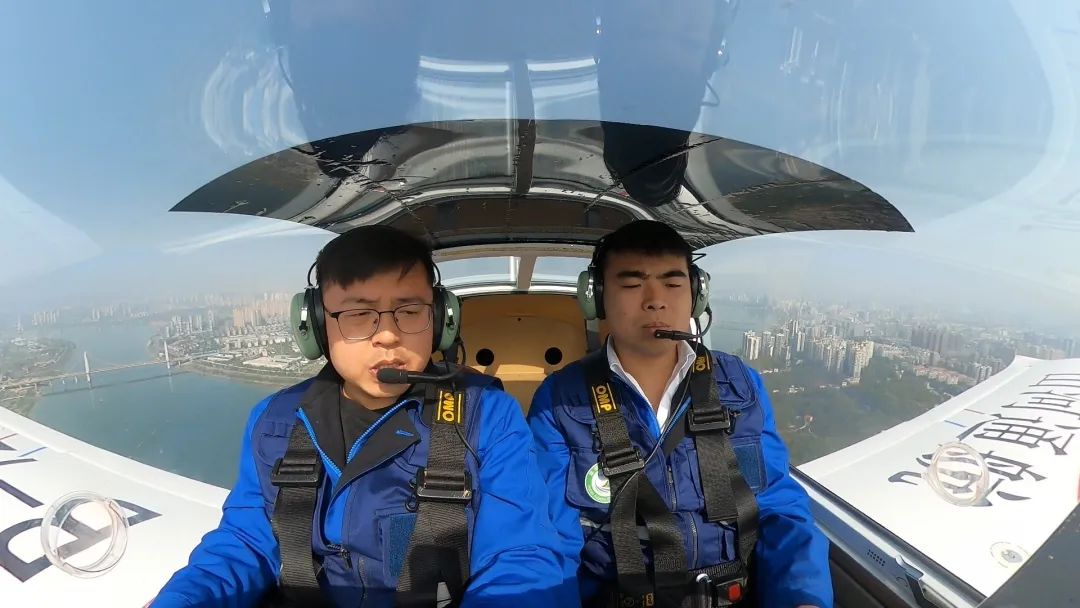 空地协同显身手！湖南航空应急救援队开云kaiyun网页版官网_开云kaiyun（中国）机组开展特情处置应急演练