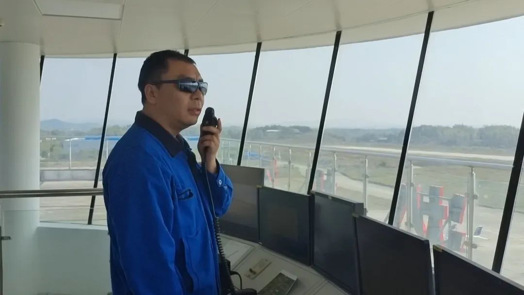 空地协同显身手！湖南航空应急救援队开云kaiyun网页版官网_开云kaiyun（中国）机组开展特情处置应急演练