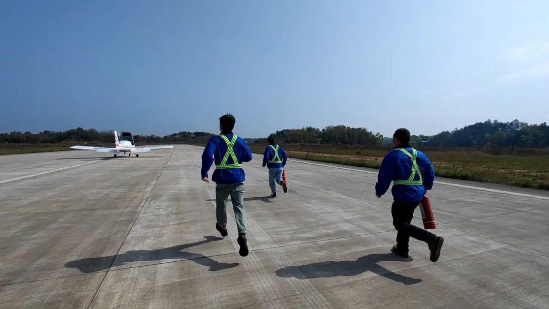 空地协同显身手！湖南航空应急救援队开云kaiyun网页版官网_开云kaiyun（中国）机组开展特情处置应急演练