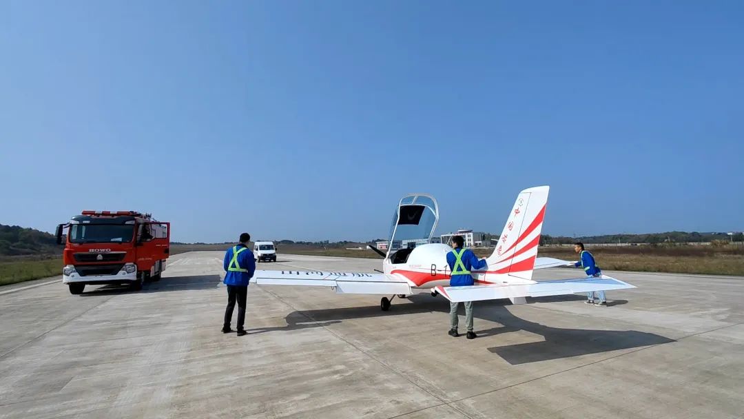 空地协同显身手！湖南航空应急救援队开云kaiyun网页版官网_开云kaiyun（中国）机组开展特情处置应急演练