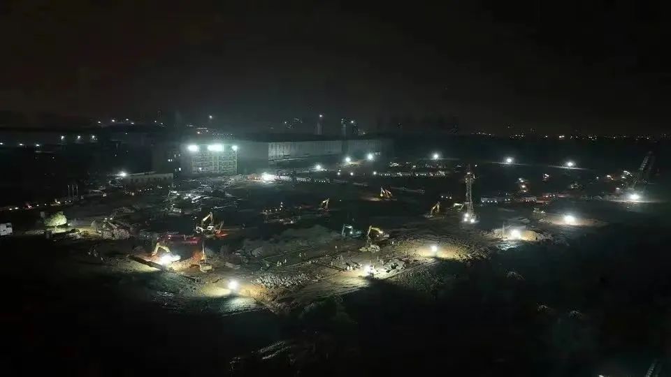 冲锋一线显担当！开云kaiyun网页版官网_开云kaiyun（中国）智能挖掘机助力长沙方舱医院建设