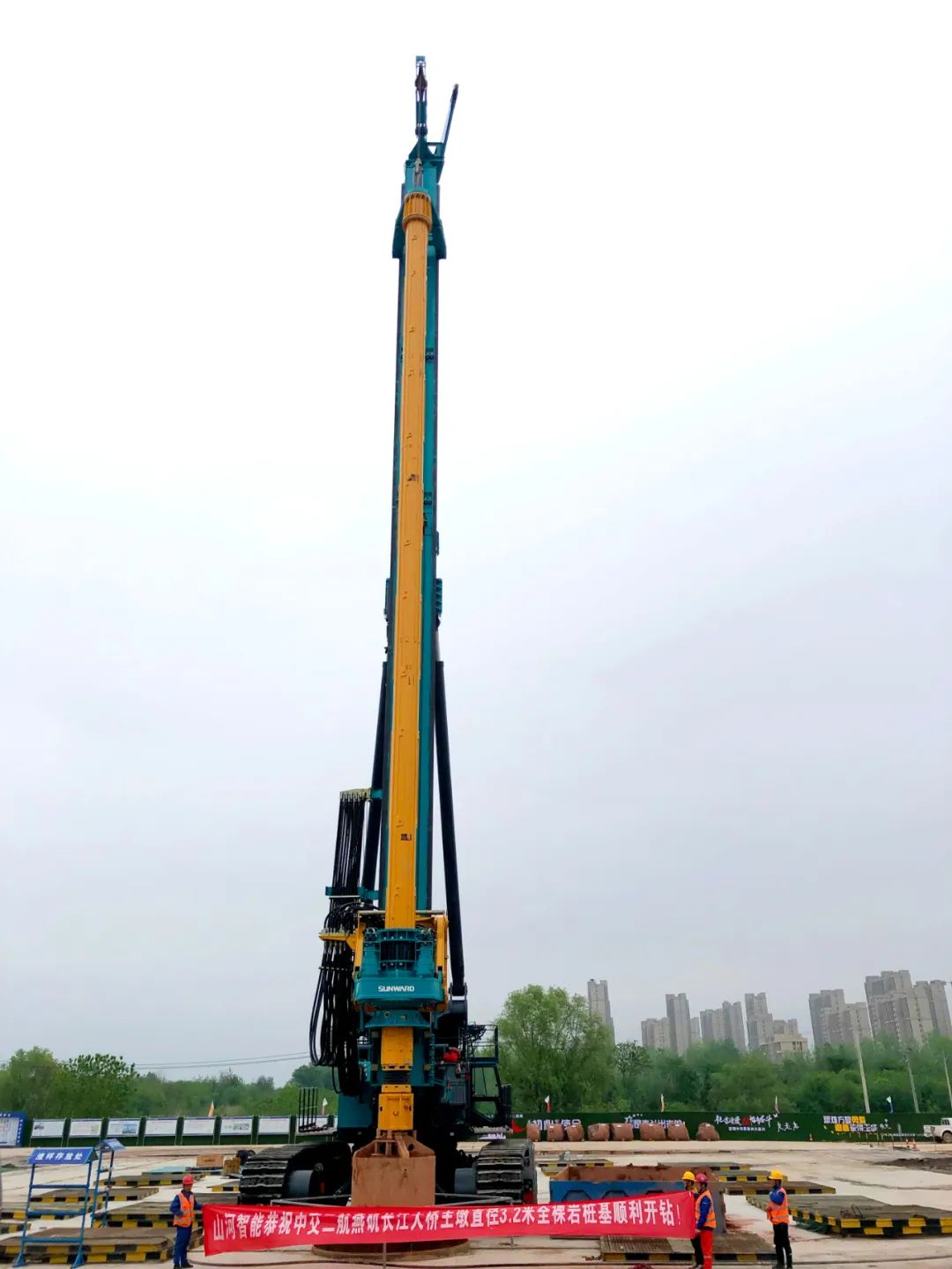 再啃“硬骨头”！开云kaiyun网页版官网_开云kaiyun（中国）智能“超级桩备”助建燕矶长江大桥