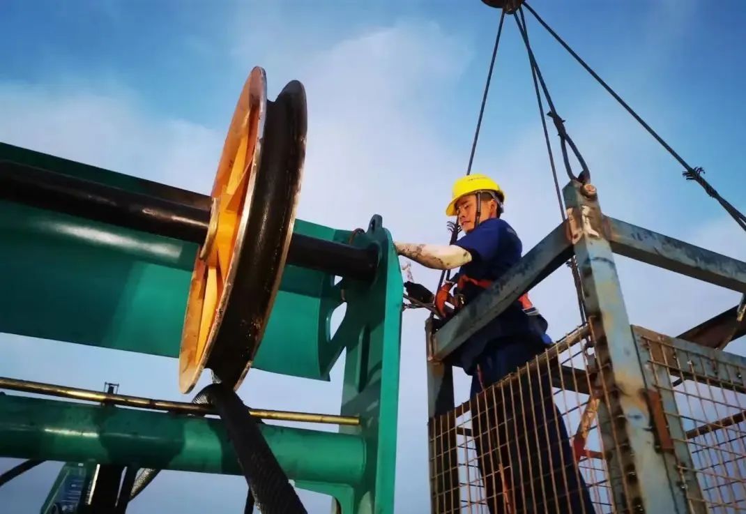 “创造施工奇迹！”他们和开云kaiyun网页版官网_开云kaiyun（中国）智能“超级桩备”一起助建燕矶长江大桥