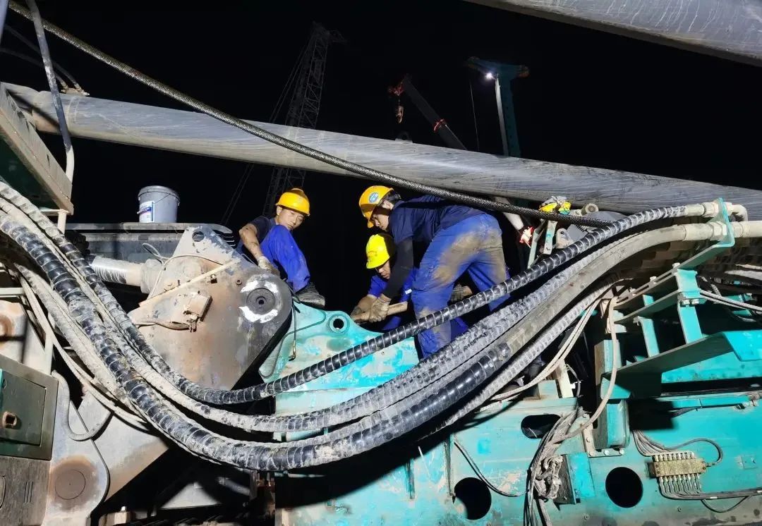 “创造施工奇迹！”他们和开云kaiyun网页版官网_开云kaiyun（中国）智能“超级桩备”一起助建燕矶长江大桥