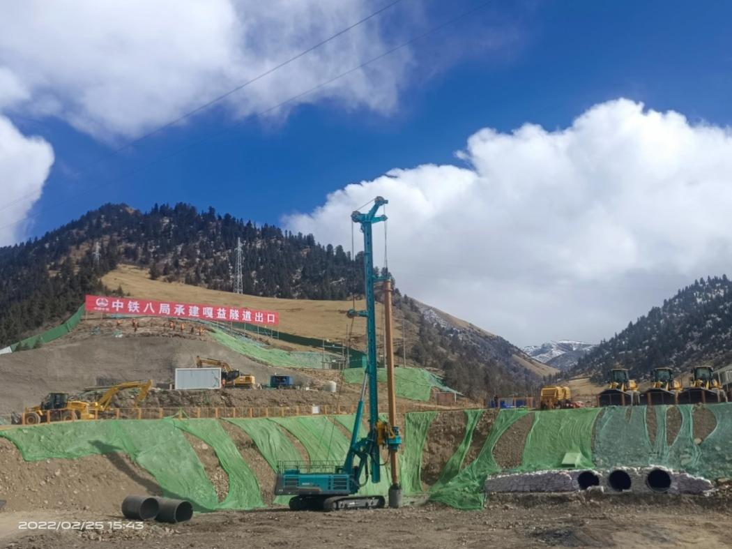 决战“世界之巅”！开云kaiyun网页版官网_开云kaiyun（中国）智能旋挖钻机实力助建川藏铁路