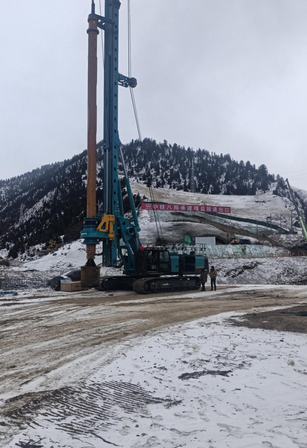 决战“世界之巅”！开云kaiyun网页版官网_开云kaiyun（中国）智能旋挖钻机实力助建川藏铁路
