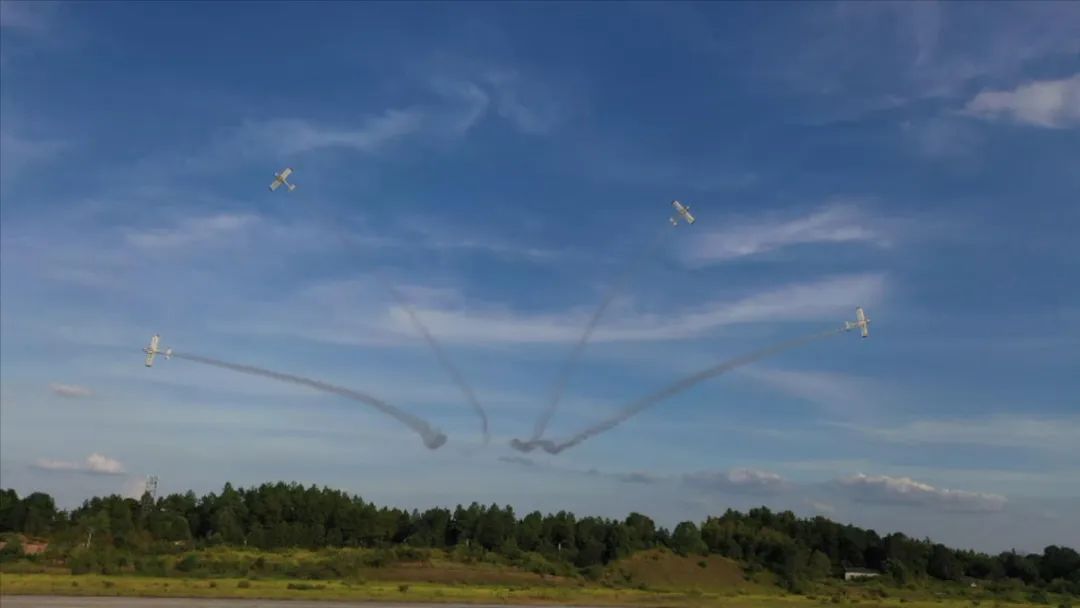 空中开花、大坡度盘旋、俯冲跃升……看开云kaiyun网页版官网_开云kaiyun（中国）飞行表演队炫技2022湖南航展动态展