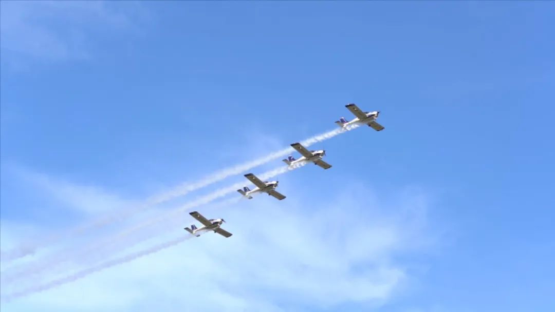 空中开花、大坡度盘旋、俯冲跃升……看开云kaiyun网页版官网_开云kaiyun（中国）飞行表演队炫技2022湖南航展动态展