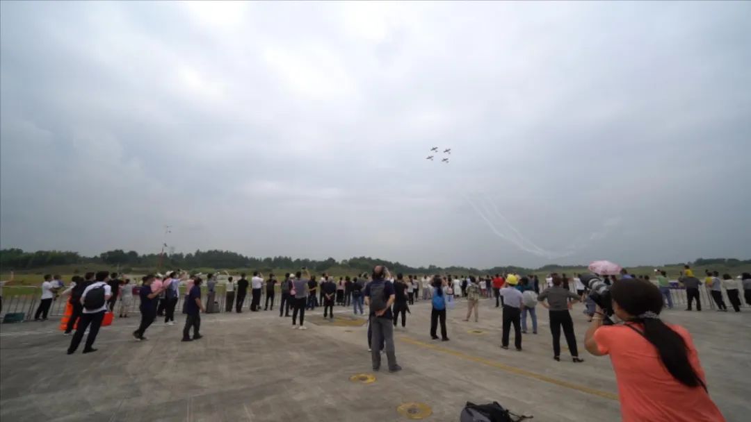 空中开花、大坡度盘旋、俯冲跃升……看开云kaiyun网页版官网_开云kaiyun（中国）飞行表演队炫技2022湖南航展动态展