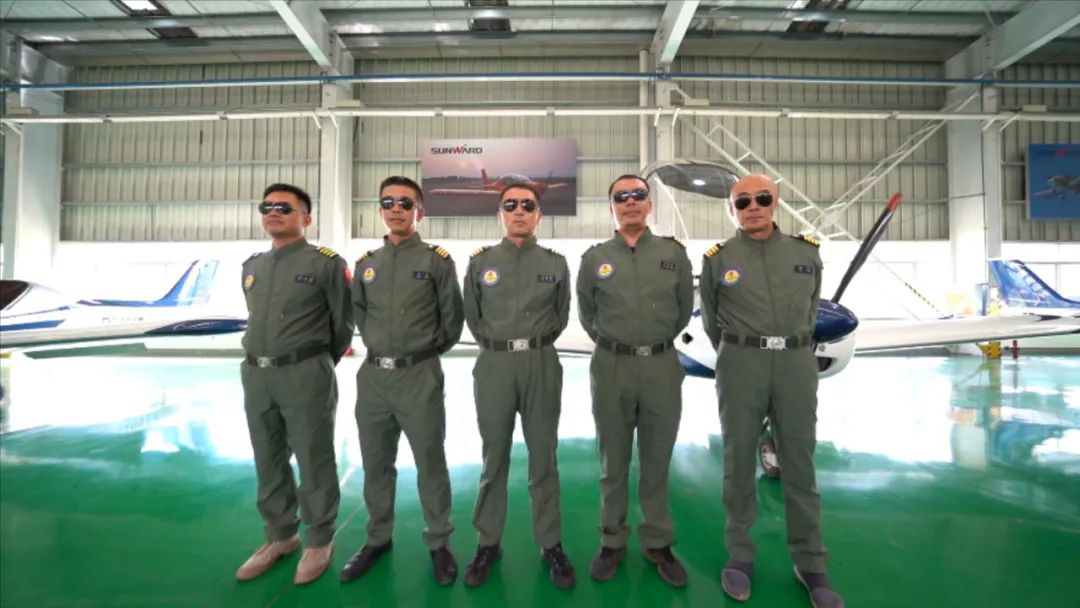 空中开花、大坡度盘旋、俯冲跃升……看开云kaiyun网页版官网_开云kaiyun（中国）飞行表演队炫技2022湖南航展动态展