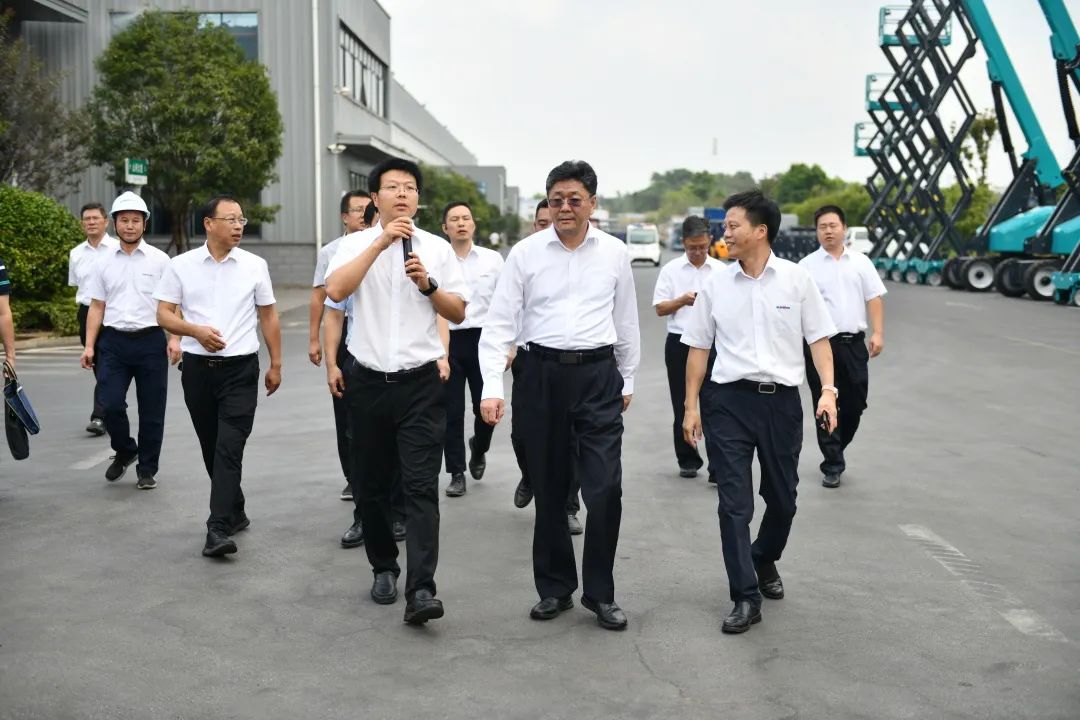 国家应急管理部郭治武局长一行考察开云kaiyun网页版官网_开云kaiyun（中国）智能无人化应急救援装备