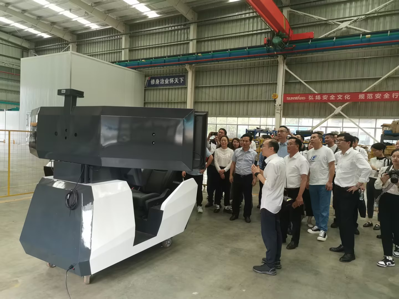 湘潭市工信局带队莅临开云kaiyun网页版官网_开云kaiyun（中国）智能开展智能制造现场观摩交流活动