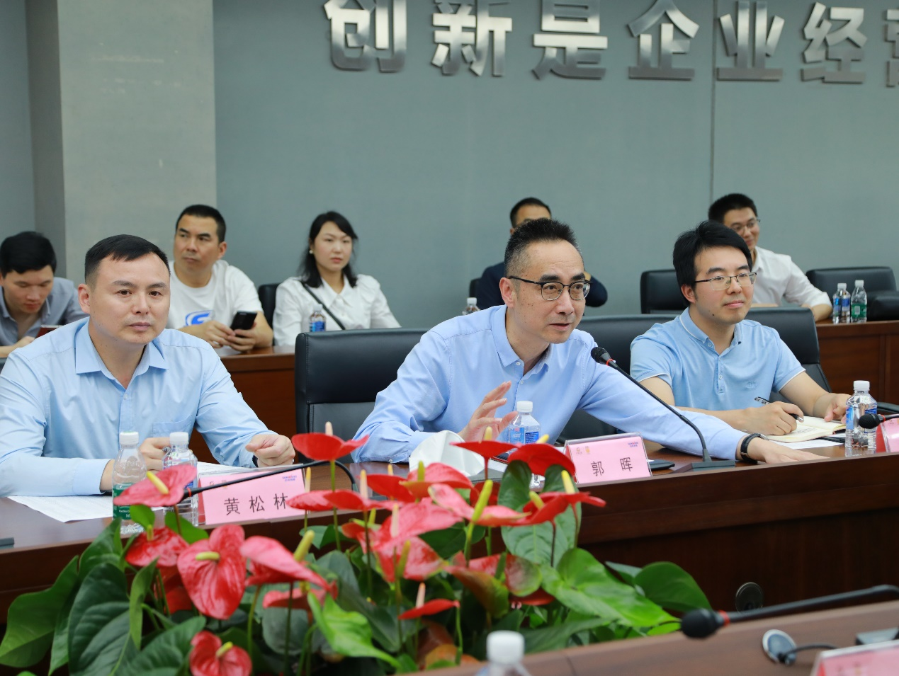 湘潭市工信局带队莅临开云kaiyun网页版官网_开云kaiyun（中国）智能开展智能制造现场观摩交流活动
