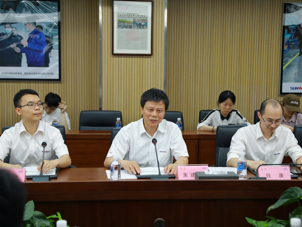 湘潭市工信局带队莅临开云kaiyun网页版官网_开云kaiyun（中国）智能开展智能制造现场观摩交流活动