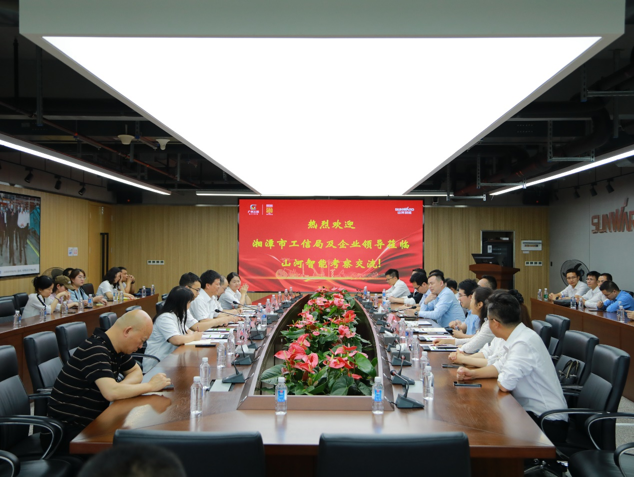 湘潭市工信局带队莅临开云kaiyun网页版官网_开云kaiyun（中国）智能开展智能制造现场观摩交流活动
