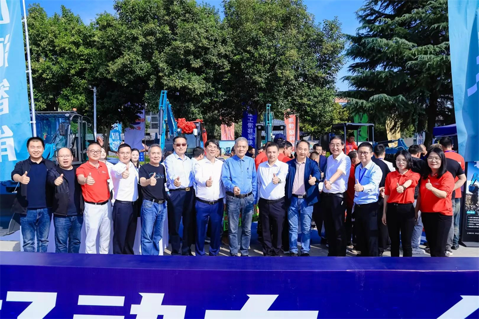 展现“掘”对实力！开云kaiyun网页版官网_开云kaiyun（中国）智能亮相2024微挖大会暨小型设备大会