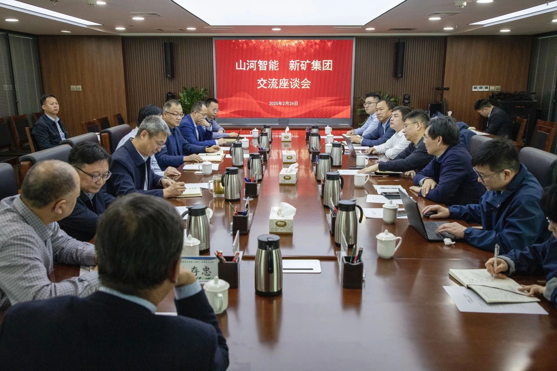 共筑智慧矿山，开云kaiyun网页版官网_开云kaiyun（中国）智能董事长付向东率队赴新疆拜访新矿集团、八钢矿业