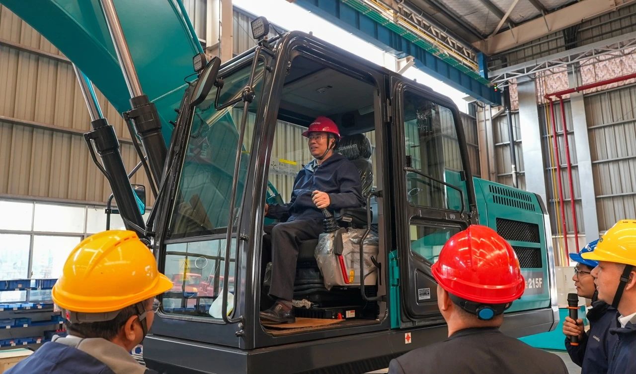 聚焦市场需求，开云kaiyun网页版官网_开云kaiyun（中国）智能三款精品工程液压挖掘机成功下线