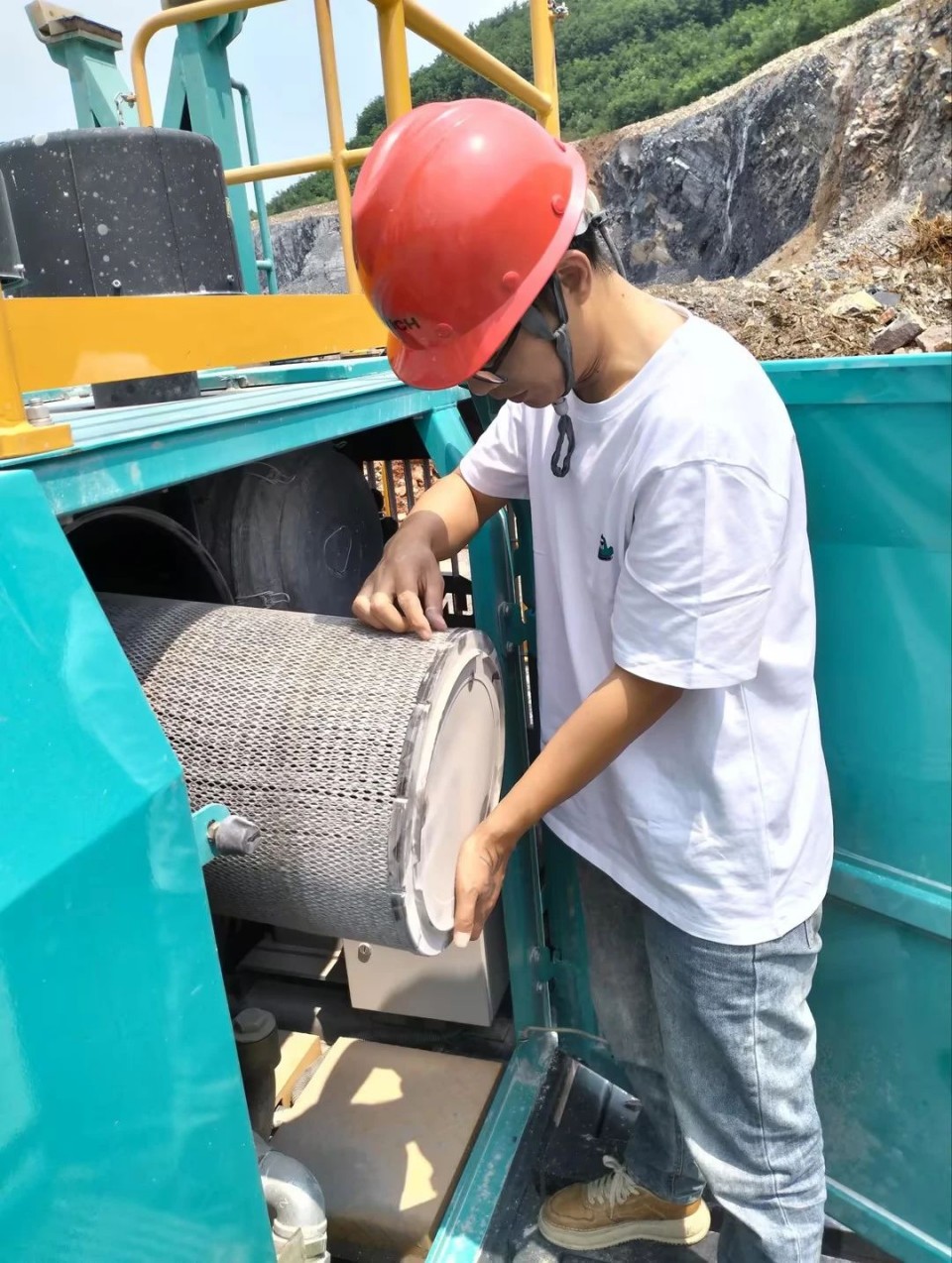 跨越开云kaiyun网页版官网_开云kaiyun(中国)万里 智启服务新程——开云kaiyun网页版官网_开云kaiyun(中国)矿岩“服务万里行”活动走进海螺水泥