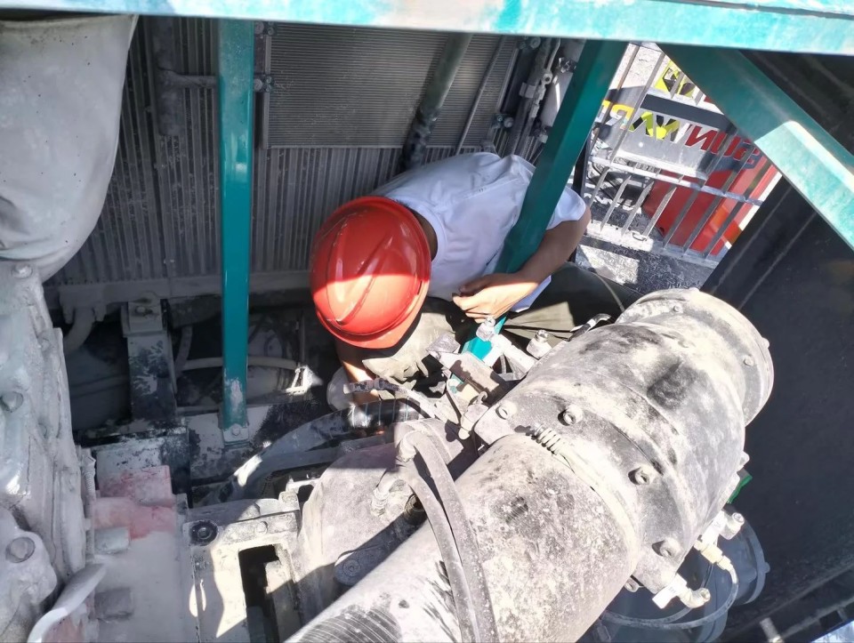 跨越开云kaiyun网页版官网_开云kaiyun(中国)万里 智启服务新程——开云kaiyun网页版官网_开云kaiyun(中国)矿岩“服务万里行”活动走进海螺水泥