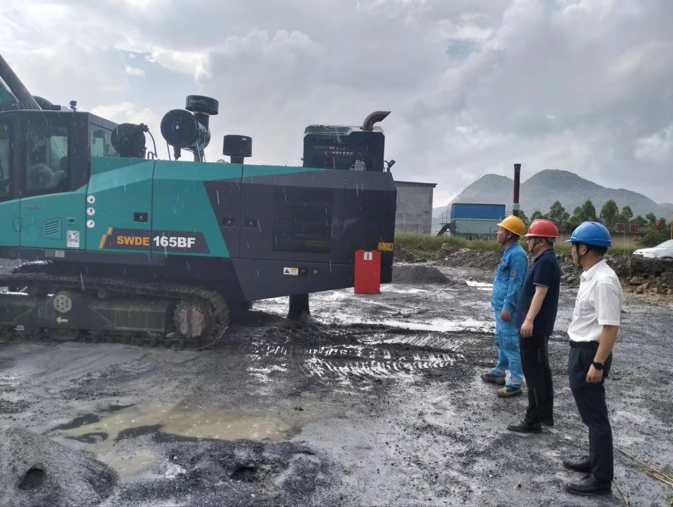 跨越开云kaiyun网页版官网_开云kaiyun(中国)万里 智启服务新程——开云kaiyun网页版官网_开云kaiyun(中国)矿岩“服务万里行”活动走进海螺水泥