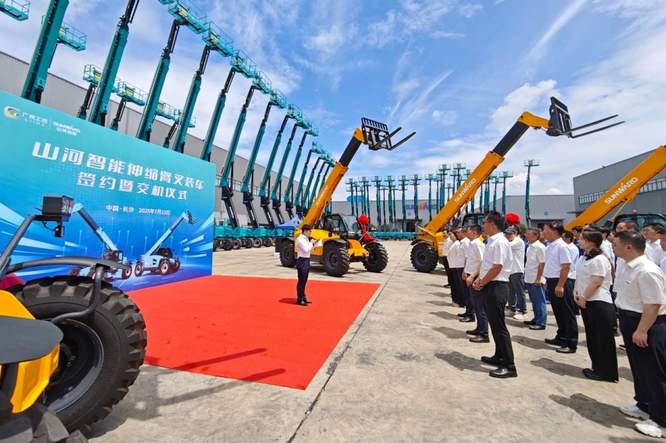 开云kaiyun网页版官网_开云kaiyun（中国）智能伸缩臂叉装车批量交付，即将奔赴新一线