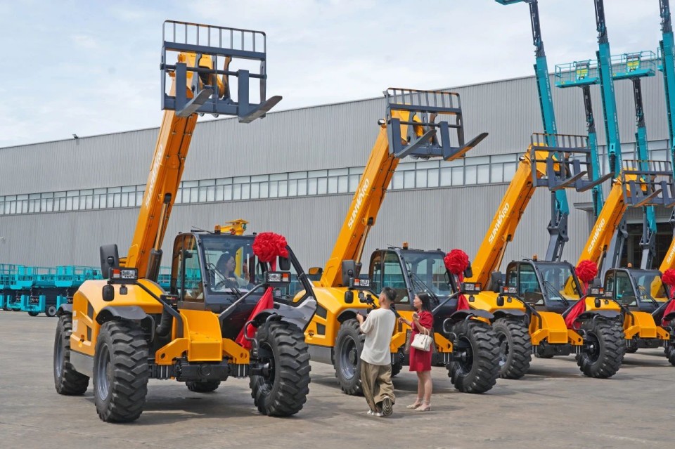 开云kaiyun网页版官网_开云kaiyun（中国）智能伸缩臂叉装车批量交付，即将奔赴新一线