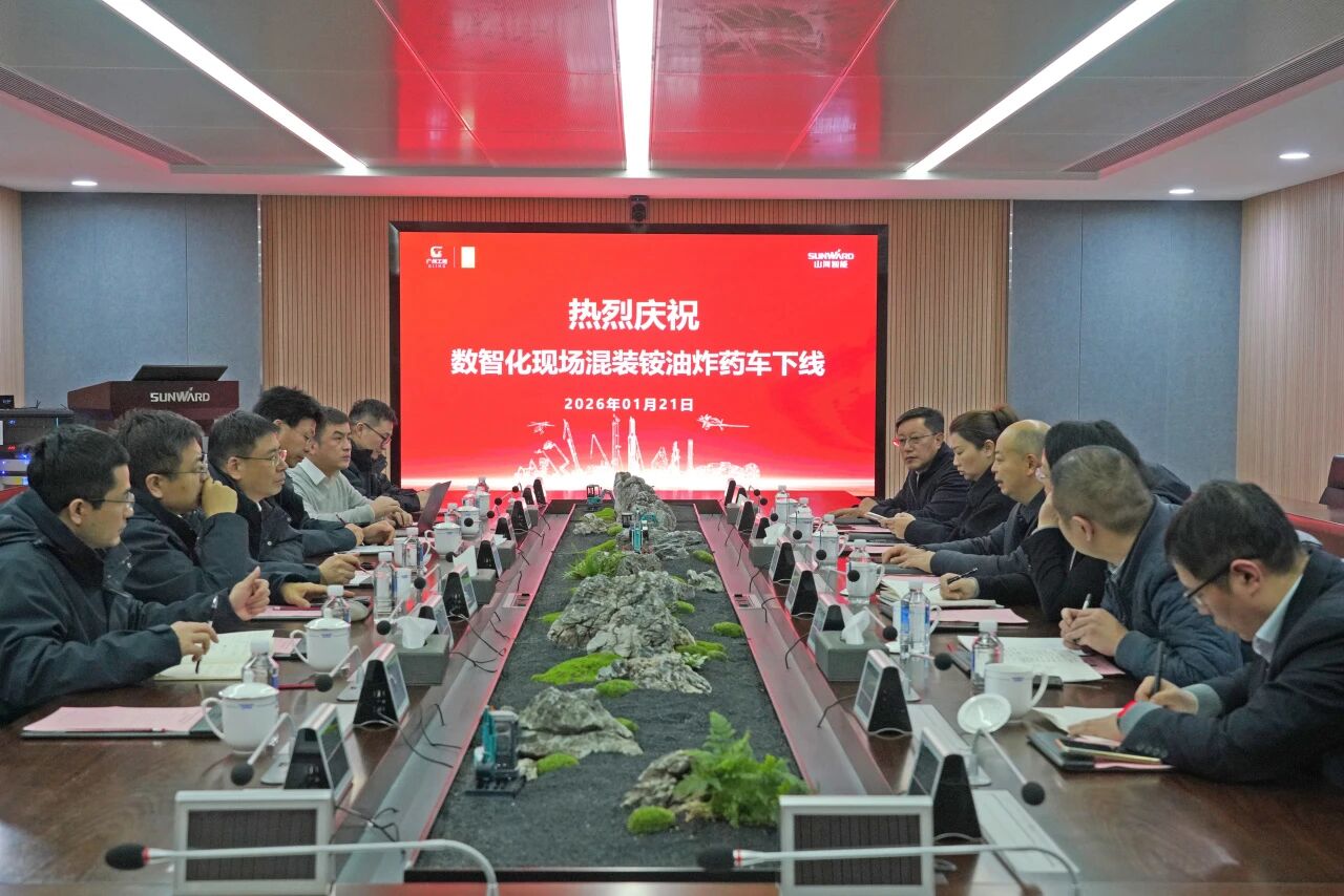 数智化现场混装铵油炸药车下线!开云kaiyun网页版官网_开云kaiyun(中国)智能与易普力携手共筑智能矿山新篇章