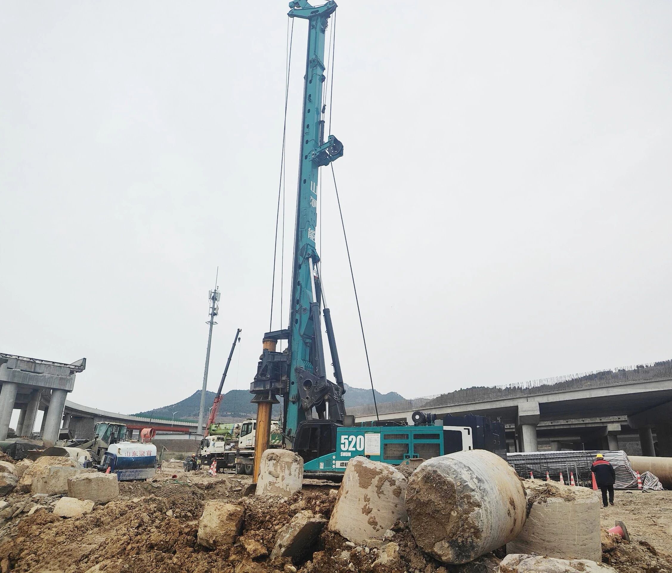 “亮剑”济南绕城改扩建项目,开云kaiyun网页版官网_开云kaiyun(中国)智能增程式电动旋挖钻机高效入岩受好评